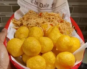 Beignets Soufflés Dorés & Spaghetti Sauté Épicé